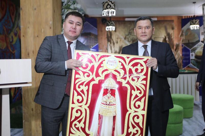 В ТУРКЕСТАНЕ ПРОШЛА ВЫСТАВКА «РУХ САРДАРЫ», ПОСВЯЩЕННАЯ 95-ЛЕТИЮ УЗБЕКАЛИ ЖАНИБЕКОВА