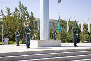 В Конаеве в честь 30-летия Конституции подняли Государственный флаг на 55-метровый флагшток