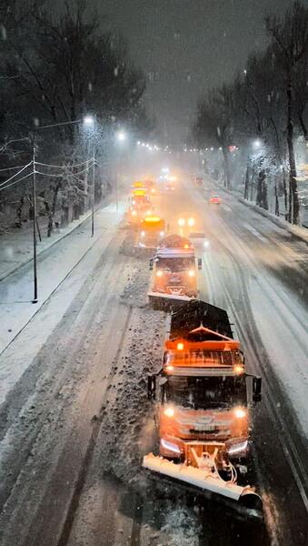 В Алматы коммунальные службы перешли на усиленный режим работы из-за снегопада