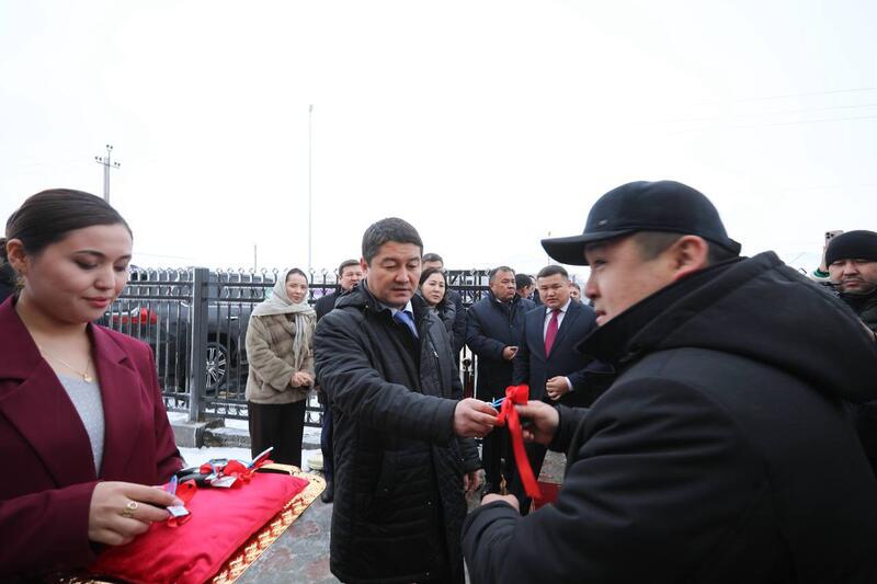 В селе Кендерли открыли новое здание акимата, вручили служебные автомобили