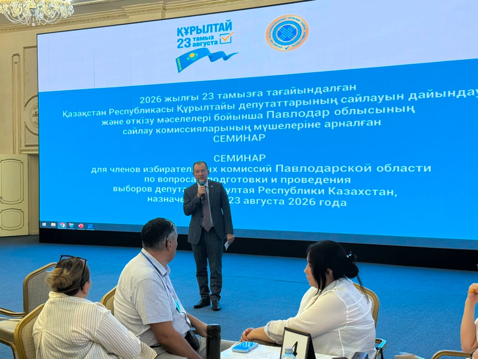 ЧЛЕНЫ ИЗБИРАТЕЛЬНЫХ КОМИССИЙ ИЗУЧАЮТ ЯЗЫК ЖЕСТОВ, ЧТОБЫ ПОМОЧЬ ЛЮДЯМ С ИНВАЛИДНОСТЬЮ ПРОГОЛОСОВАТЬ
