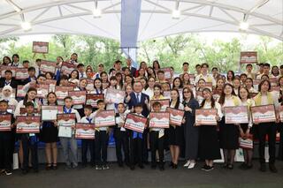 Марат Султангазиев встретился с одарёнными школьниками Алматинской области