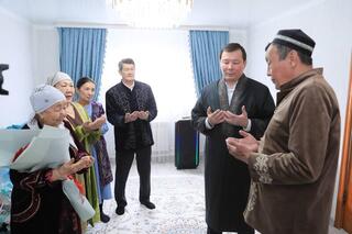 Аким области поздравил семью Тобылбаевых с праздником Көрісу күні
