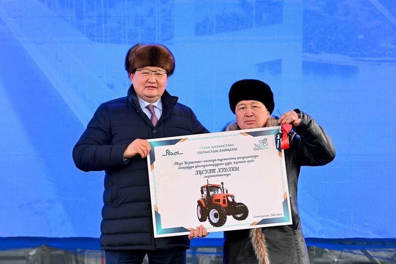 Победителям областного конкурса «Үлгілі ауыл» вручены 20 тракторов
