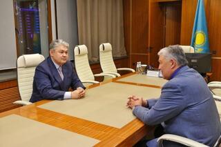 Аким Восточно-Казахстанской области Ермек Кошербаев встретился с депутатом Сената Парламента РК Шакаримом Буктугутовым.