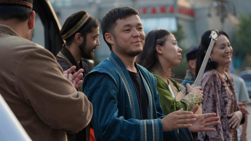 Перфомансы в преддверии Дня города: артисты выступают на улицах и во дворах Алматы