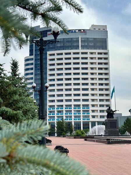 Государственные флаги украсили дома на центральных улицах Астаны