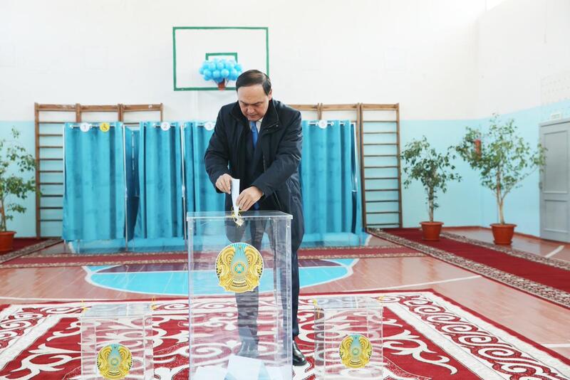 Выбор каждого гражданина важен для будущего страны: аким Жамбылской области проголосовал на референдуме