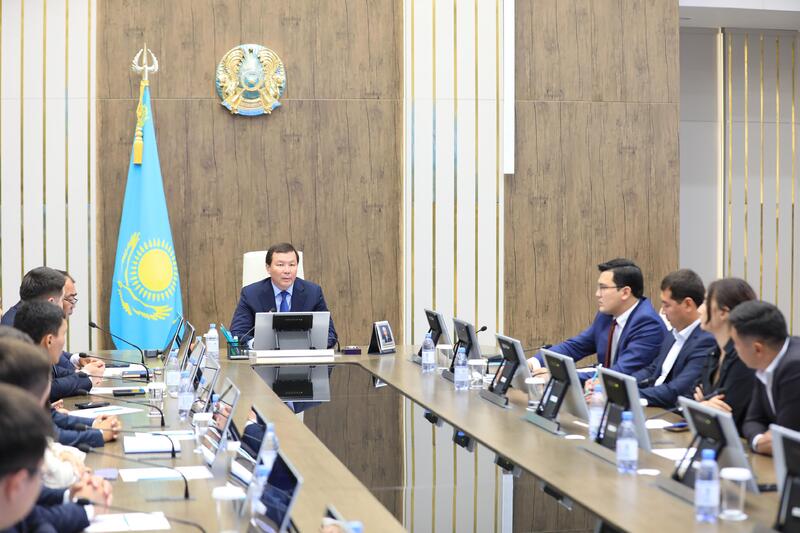 Асхат Шахаров наградил активную молодежь