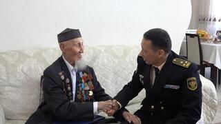 Военные моряки поздравили с Днем Победы ветерана войны Жакана Сейсебаева