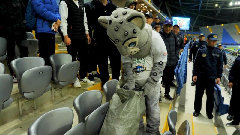 «Таза Қазақстан»: юные столичные футболисты провели экоакцию на матче сборных Казахстана и Коморских островов