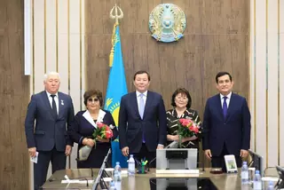 В Актобе в преддверии Дня Республики наградили ветеранов государственной службы