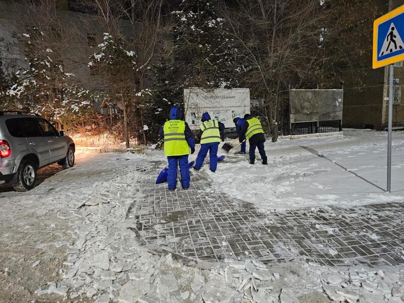 Свыше тысячи единиц спецтехники вышли на уборку снега в Астане в ночную смену