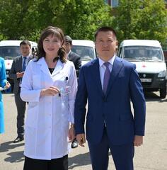 Сегодня аким области Асаин Байханов вручил ключи от 39 автомобилей скорой медицинской помощи сельским больницам и поликлиникам
