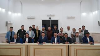 Аким города Ануар Кумпекеев встретился с участниками большого поэтического состязания.