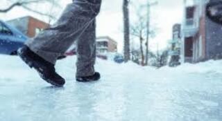 Мороз, гололёд и сильный ветер: главный травматолог призывает горожан соблюдать осторожность