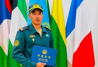Казахстанский военнослужащий-снайпер с отличием окончил военную академию Китая