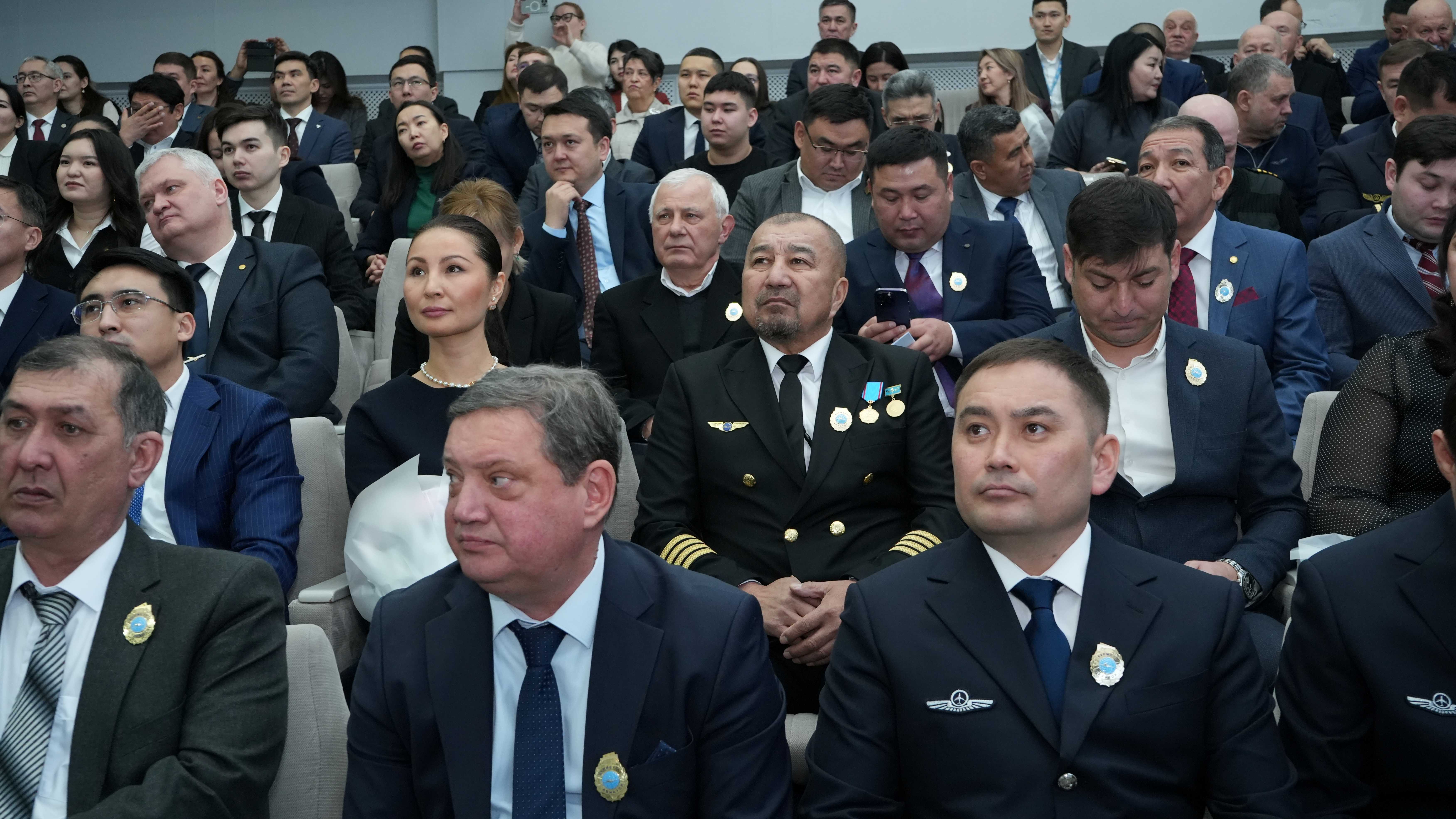 Пилот авиаотряда МЧС награждён нагрудным знаком «Құрметті авиатор»