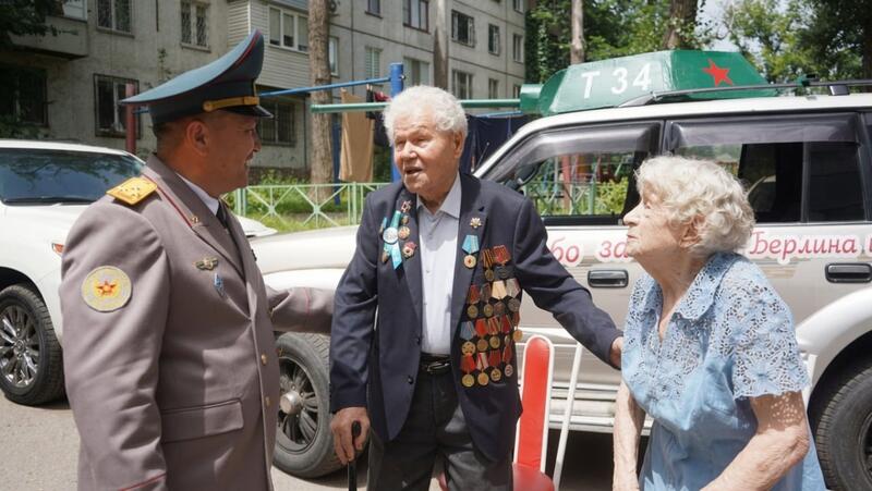 В Алматы военнослужащие поздравили ветерана-фронтовика Александра Журавлева