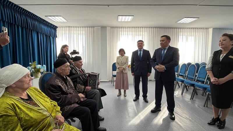 Аким области Марат Ахметжанов поздравил долгожителя в Щучинске