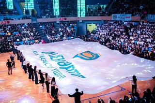 В Астане раскрыли самый большой флаг «Закон и порядок» на посвящении в студенты