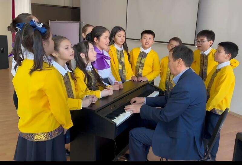 Школьники Астаны трогательно поздравили мам с Днём матери