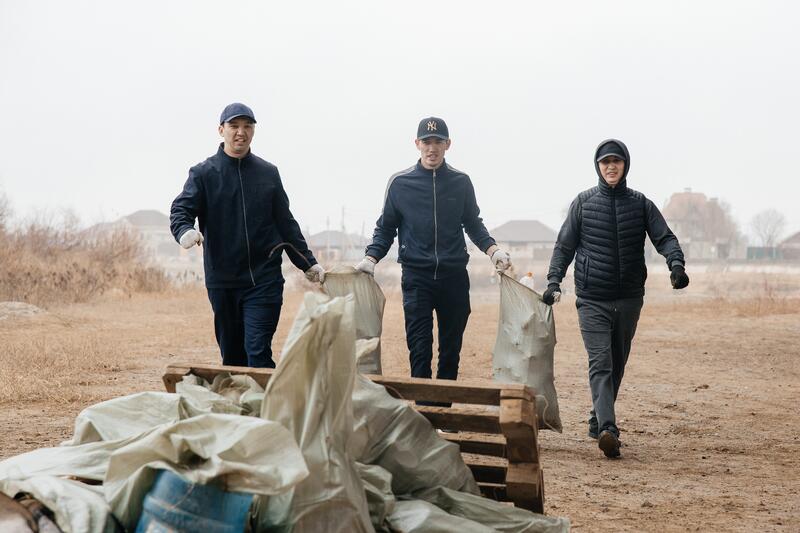 В Атырау прошёл субботник «Чистый берег»