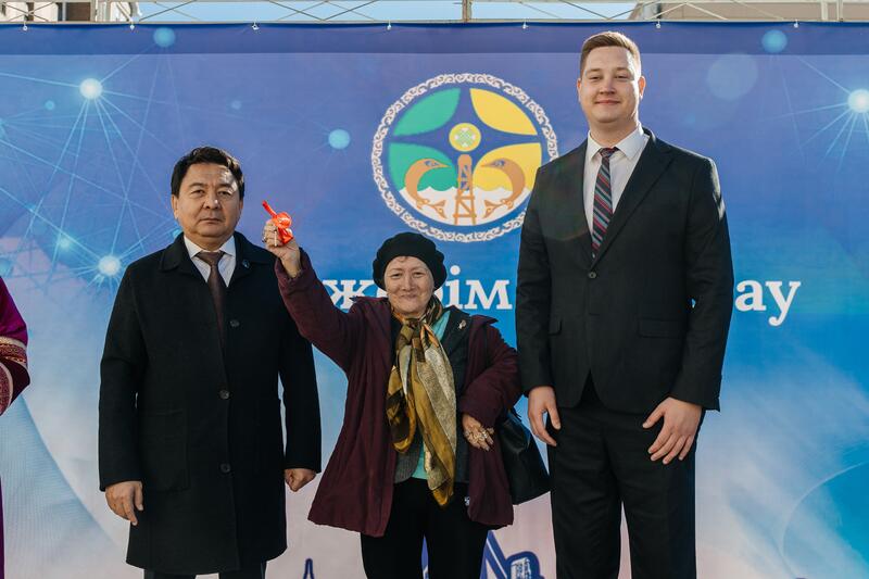 В Атырау в честь Дня города жителям аварийных домов вручили ключи от новых квартир