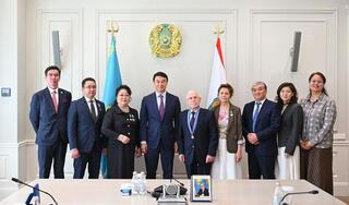 Аким Алматы наградил медработников за вклад в развитие здравоохранения