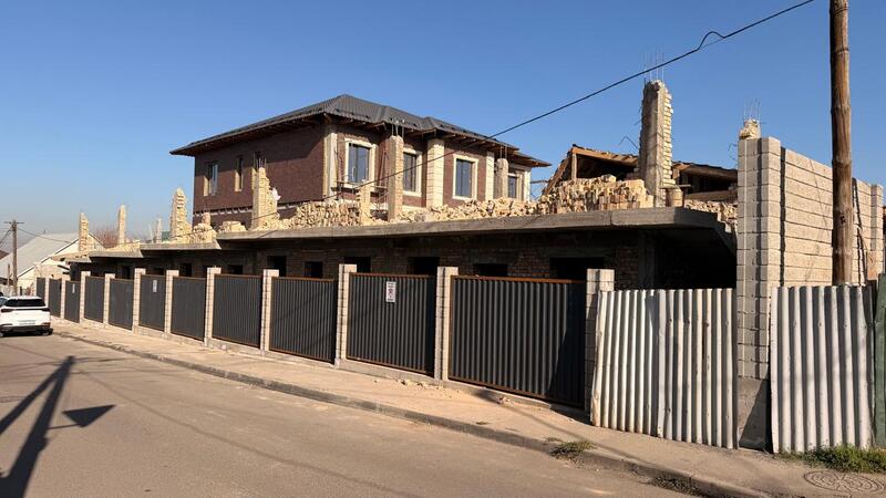 В Алматы сносят крупный незаконный объект