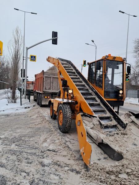 Свыше 3 тысяч рабочих и более 1800 единиц техники: в Астане продолжается круглосуточная очистка от снега