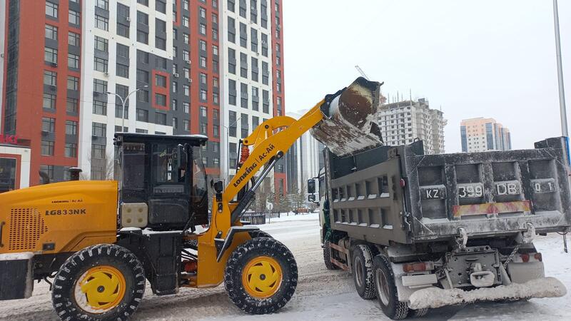 Более 3000 дорожных рабочих и свыше 1600 единиц спецтехники задействованы в снегоуборочных работах в Астане