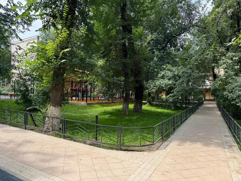 В Алмалинском районе Алматы благоустраивают четыре пешеходные зоны и сквер перед ТЮЗом