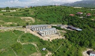 Крупный строительный объект сносят в предгорье Алматы по решению суда