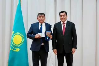 Ерлан Аккенженов вручил награды работникам энергетической отрасли в преддверии Дня Республики
