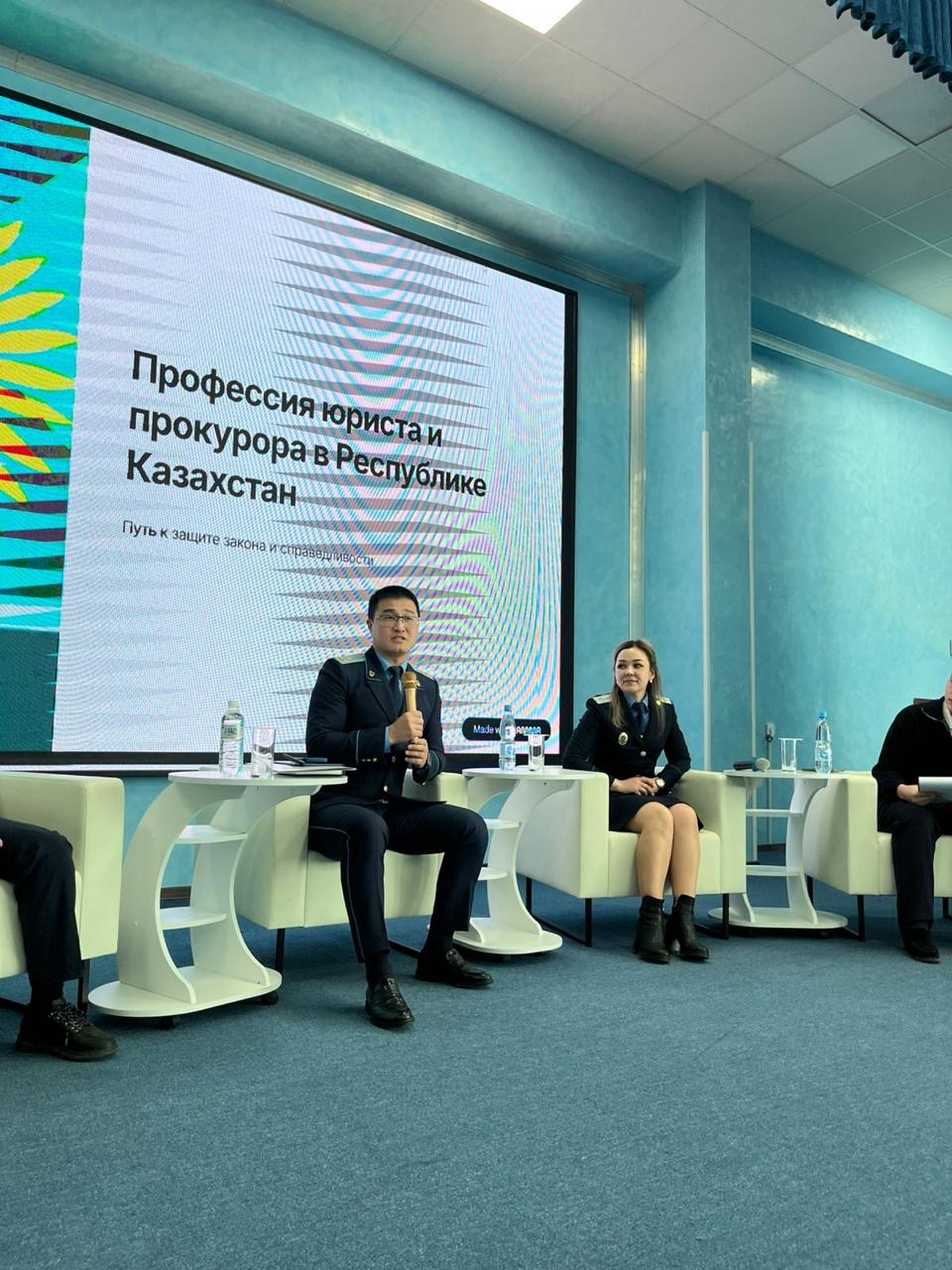 В Астане школьники провели открытое интервью с прокурорами