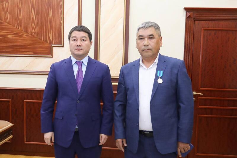 Нурдаулет Килыбай вручил государственные награды людям труда