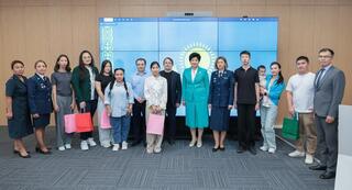 Судья Конституционного Суда вручила первые удостоверения личности юным казахстанцам