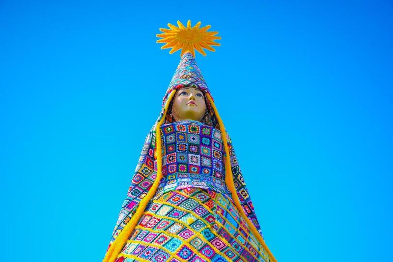 В Астане сотни людей связали необычную инсталляцию