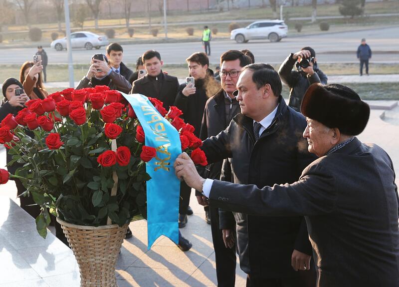 Церемония возложения цветов к монументу «Тәуелсіздік» состоялась в Таразе