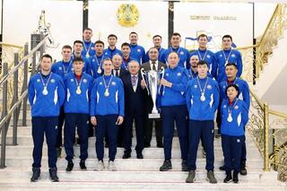 Бейбит Исабаев встретился с обладателями Кубка страны – мужской волейбольной команды «Жетісу»