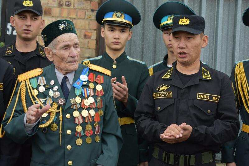 Военнослужащие Карагандинского гарнизона поздравили ветерана ВОВ Исмагила Галиуллина с Днем танкиста  