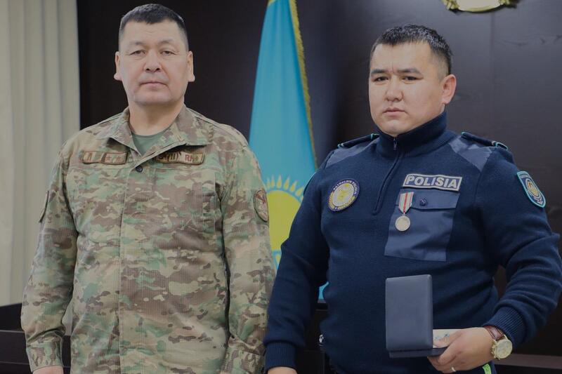 В области Ұлытау награждены полицейские за спасение детей при пожаре