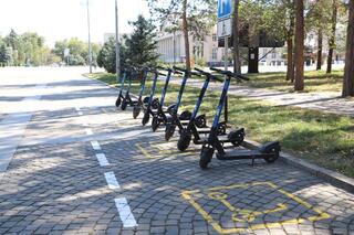 В Талдыкоргане впервые установлены специальные парковки для электросамокатов