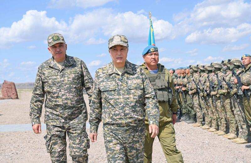 Глава государства посетил стратегические командно-штабные военные учения «Батыл тойтарыс-2023»