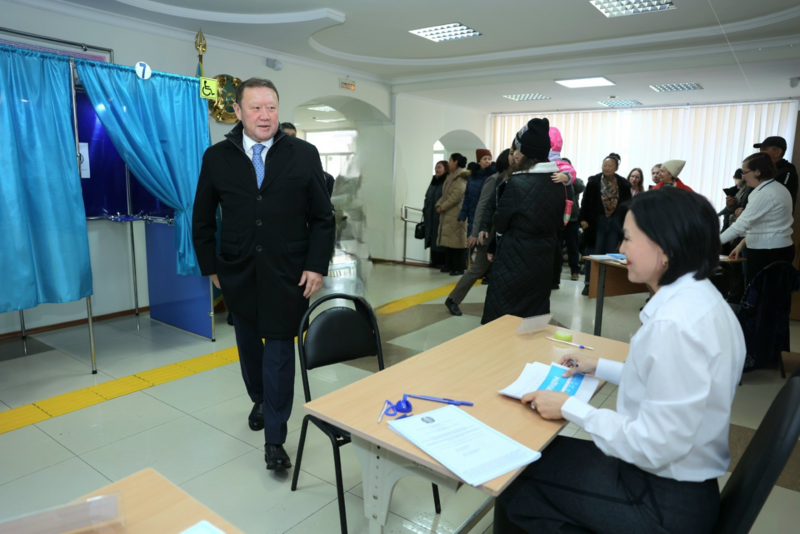 Аким Костанайской области проголосовал на референдуме