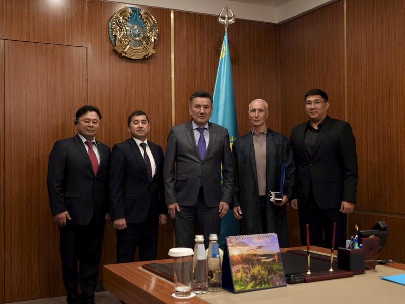 Аким ВКО поздравил легенду казахстанского футбола Вахида Масудова с днём рождения