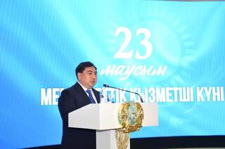 В АДГС поздравили госслужащих с профессиональным праздником