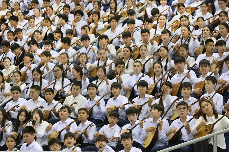 Полмиллиона казахстанских детей одновременно исполнили известные народные кюи