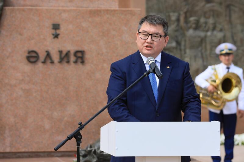 В Актобе почтили память Героя Советского Союза Алии Молдагуловой